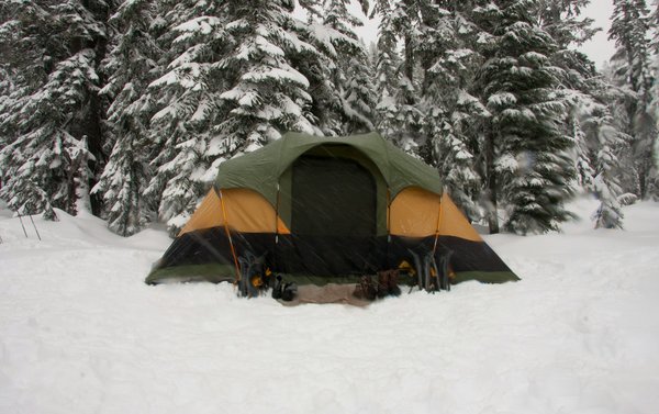 Quels sont les équipements nécessaires pour un camping en région de haute montagne en hiver?